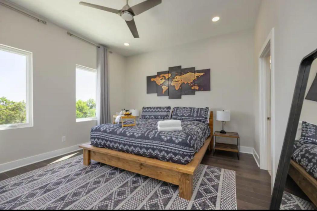 Ferienhaus Luxury Four-story With Rooftop Views, 10min To Downtown! Sleeps 12! *