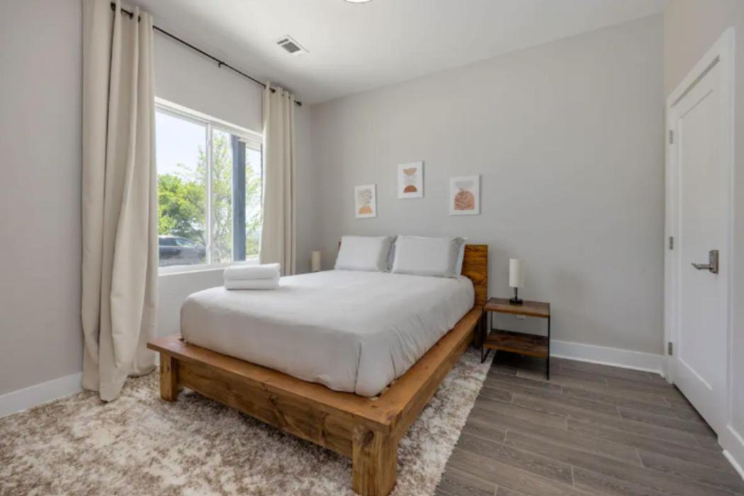 Ferienhaus Luxury Four-story With Rooftop Views, 10min To Downtown! Sleeps 12!