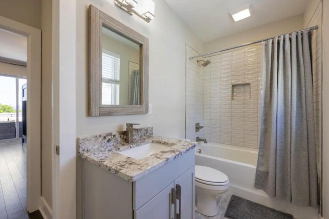Luxury Four-story With Rooftop Views, 10min To Downtown! Sleeps 12! Ferienhaus