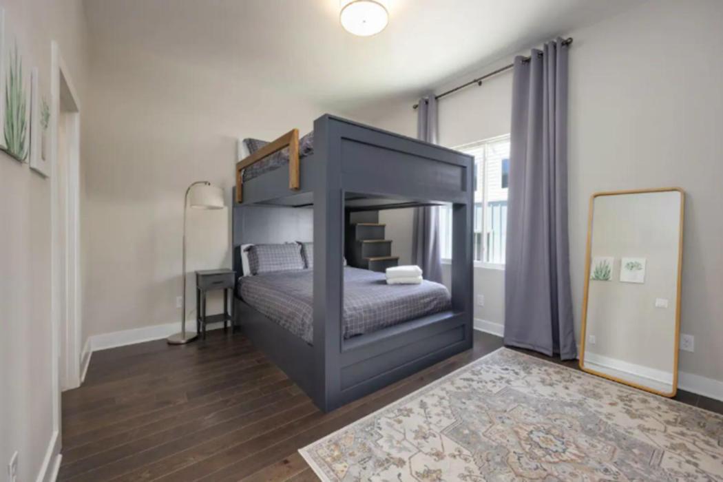 Ferienhaus Luxury Four-story With Rooftop Views, 10min To Downtown! Sleeps 12!