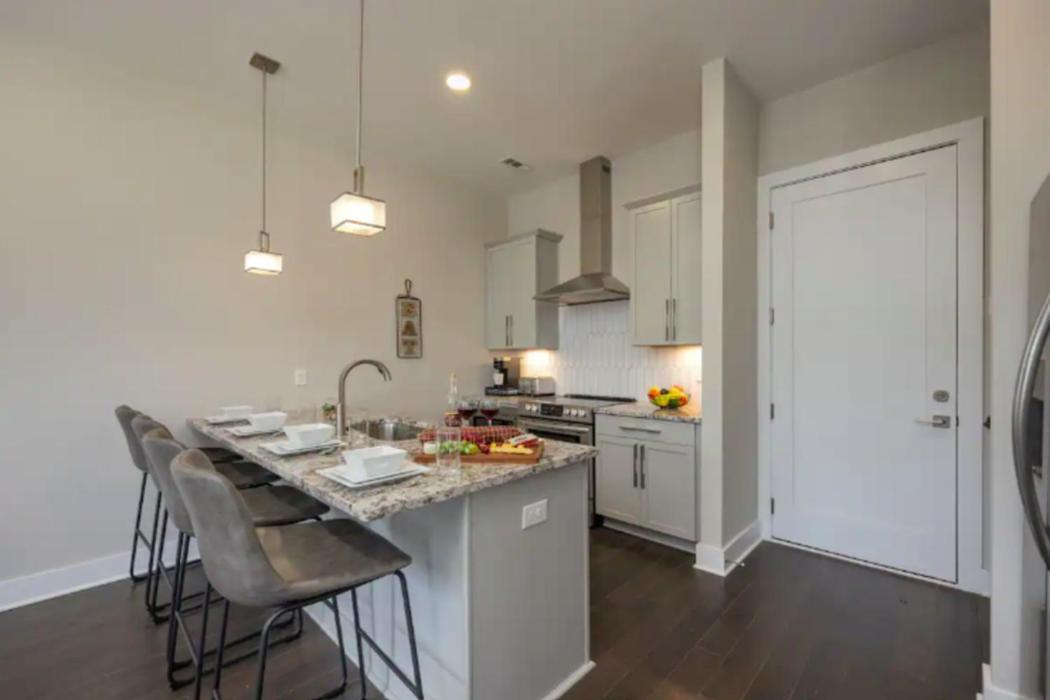 Luxury Four-story With Rooftop Views, 10min To Downtown! Sleeps 12! Ferienhaus