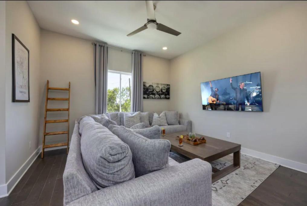 Ferienhaus Luxury Four-story With Rooftop Views, 10min To Downtown! Sleeps 12!