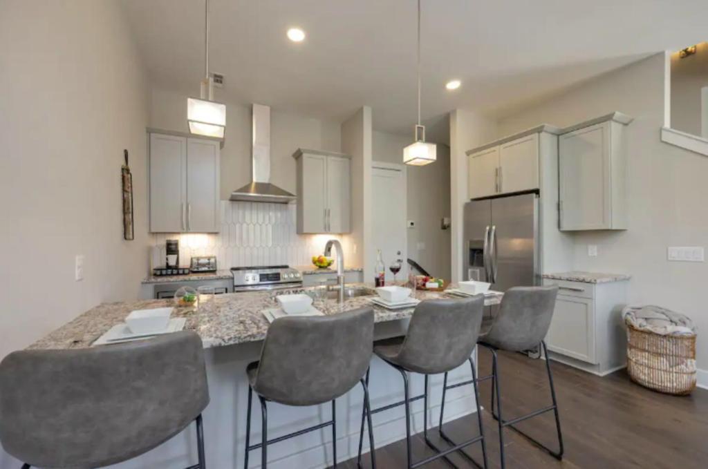 Ferienhaus Luxury Four-story With Rooftop Views, 10min To Downtown! Sleeps 12! *